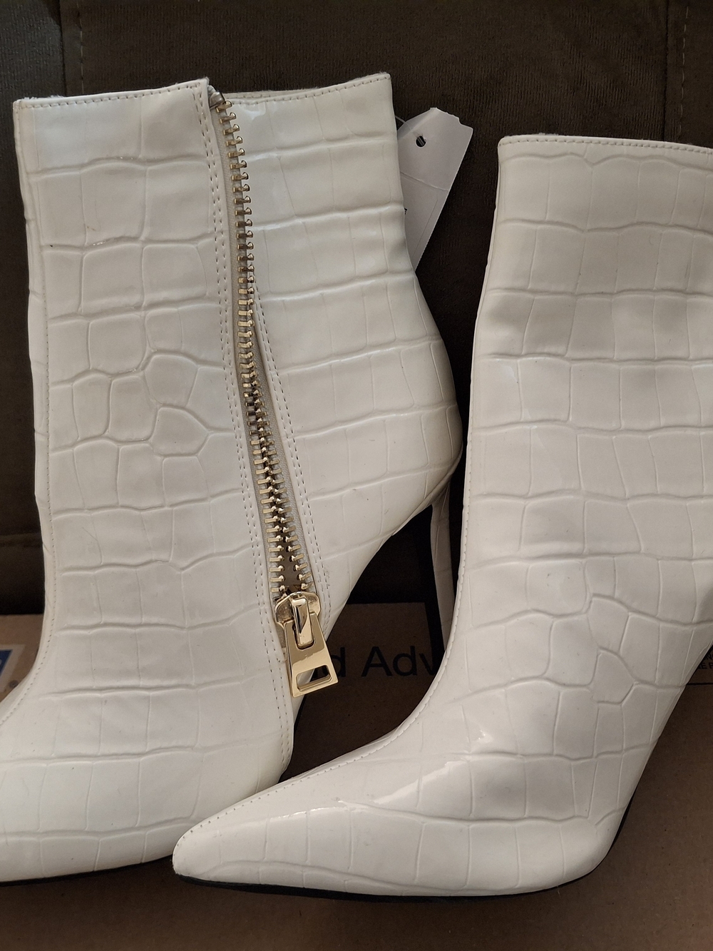INC International Concepts White Croc-Embossed Pointed Toe Ankle Boots Size 7